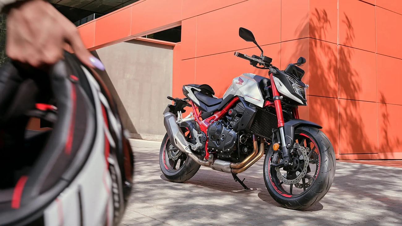 Honda CB750 Hornet lifestyle 3