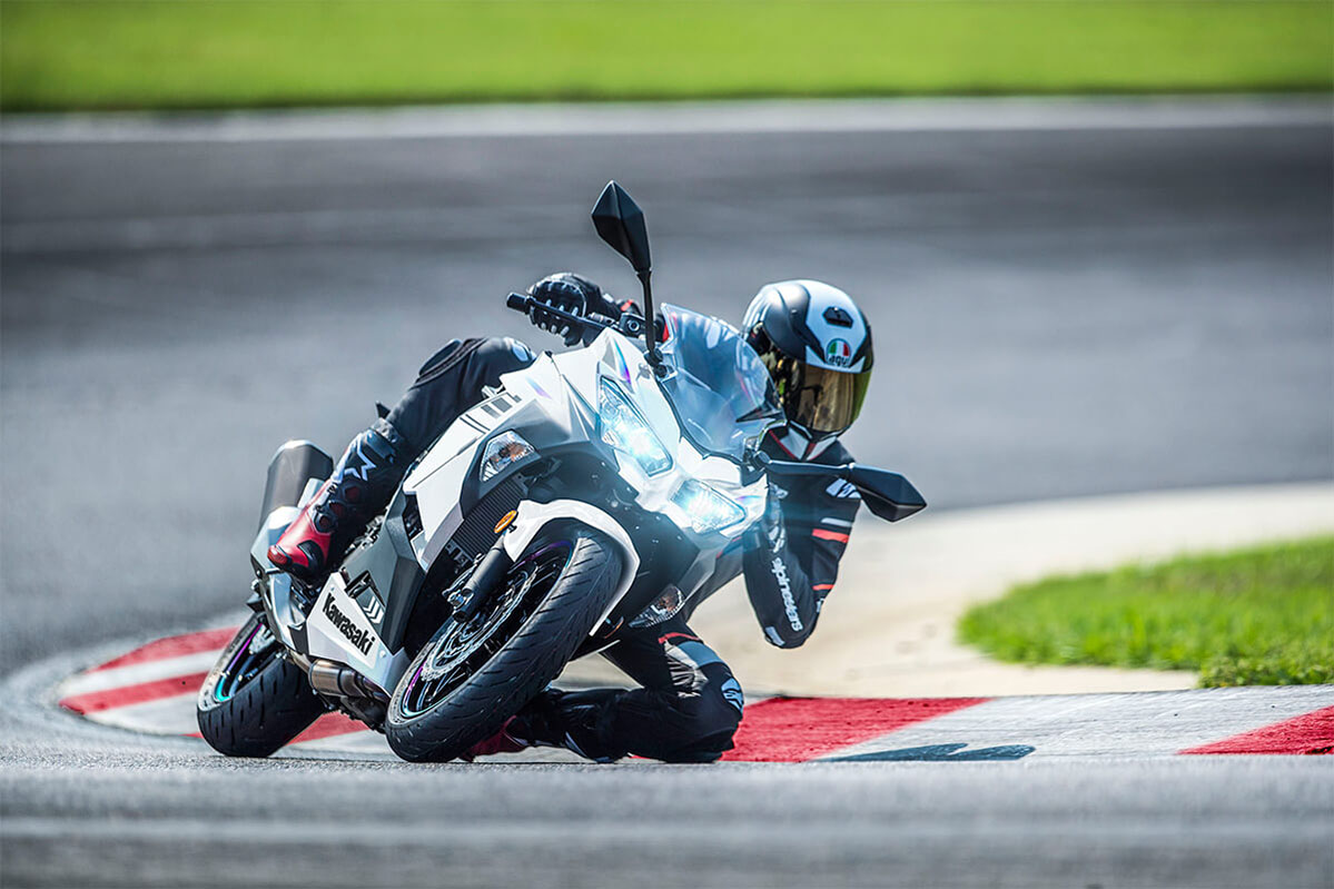 Kawasaki Ninja 400 action 1