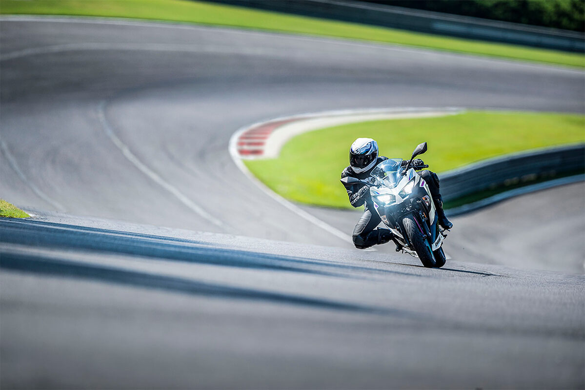 Kawasaki Ninja 400 action 2