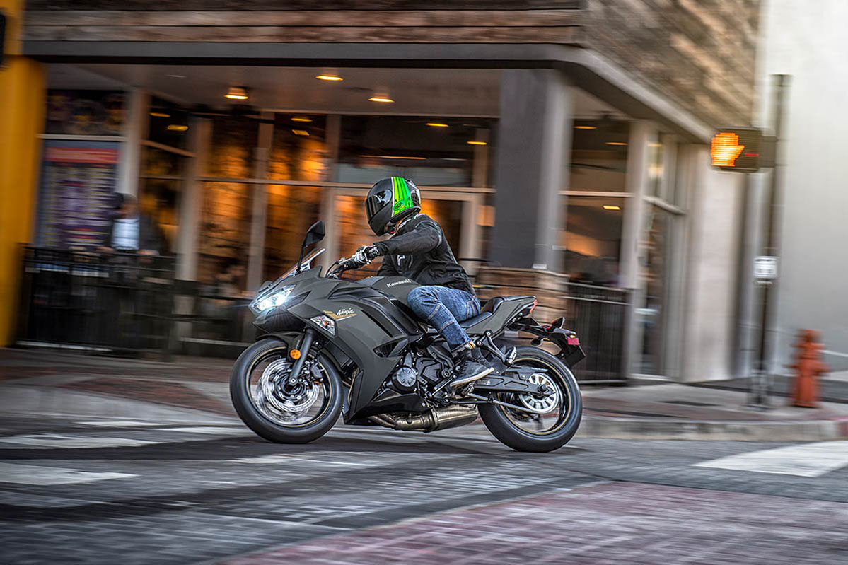 Kawasaki Ninja 650 action 1