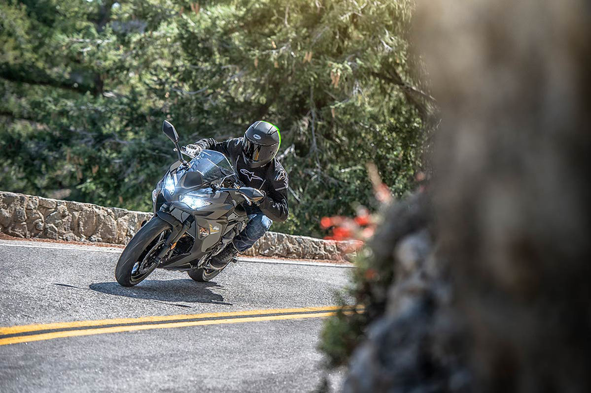 Kawasaki Ninja 650 action 2