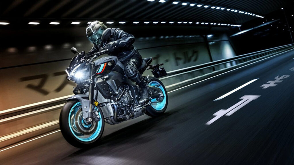 Yamaha MT-10 action 3