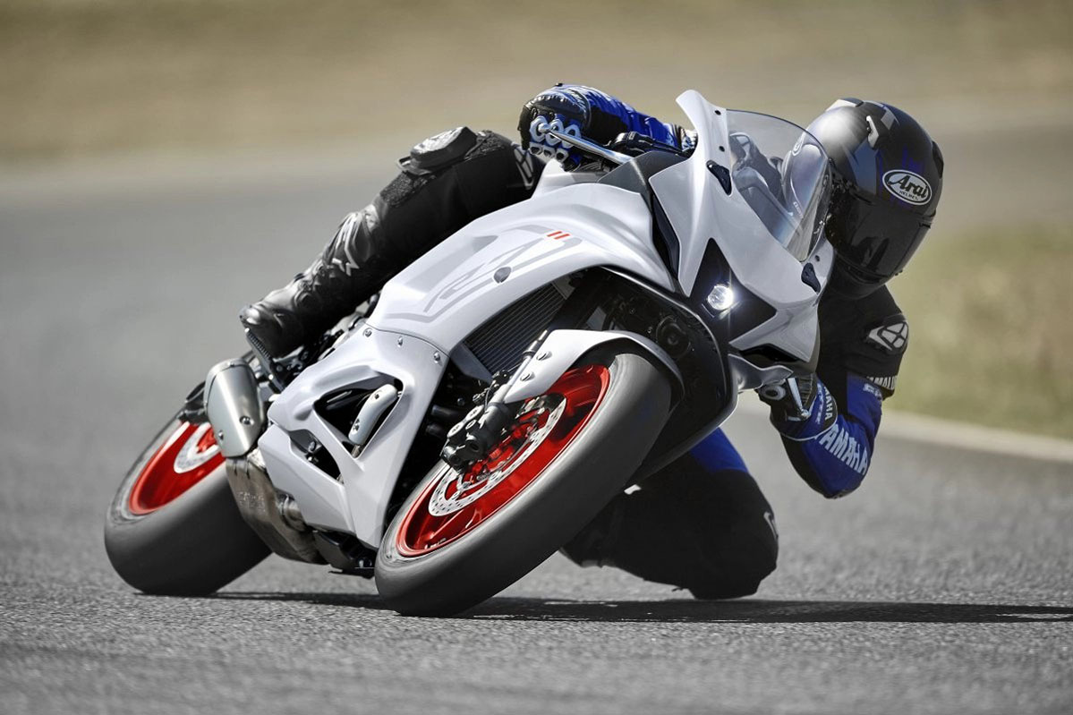Yamaha R7 action 5