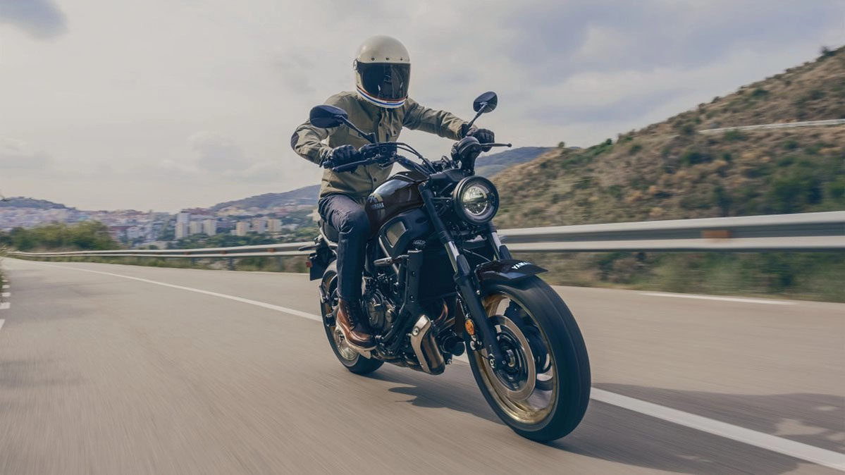 Yamaha XSR700 actions