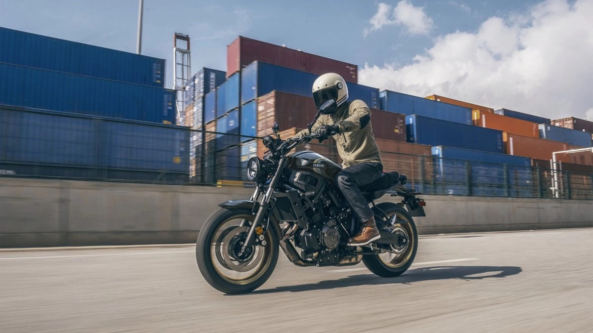 Yamaha XSR700 driving
