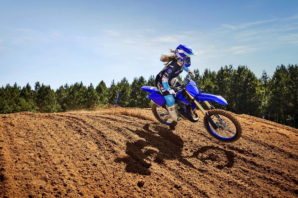 Yamaha YZ125 action 1