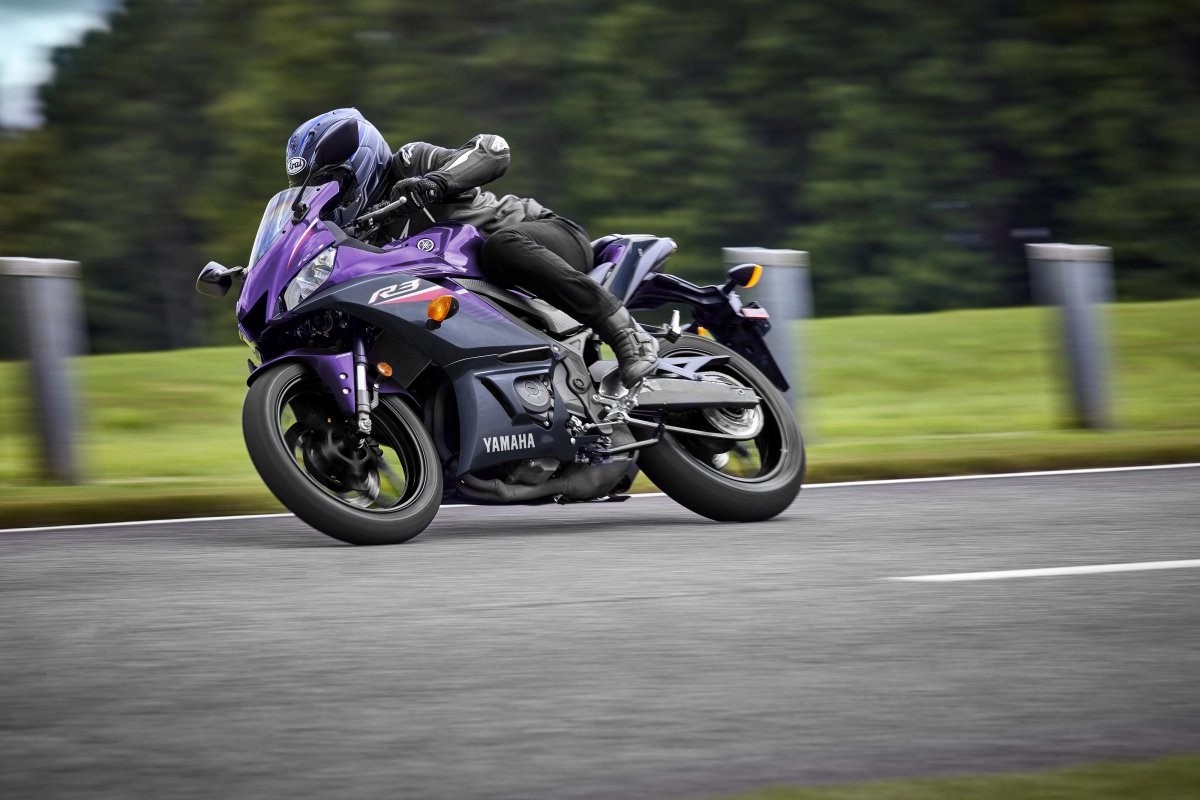 Yamaha YZF-R3 action 1
