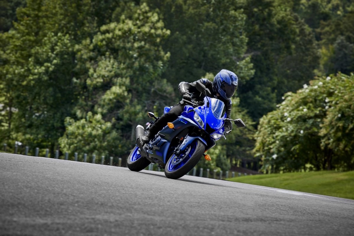 Yamaha YZF-R3 action