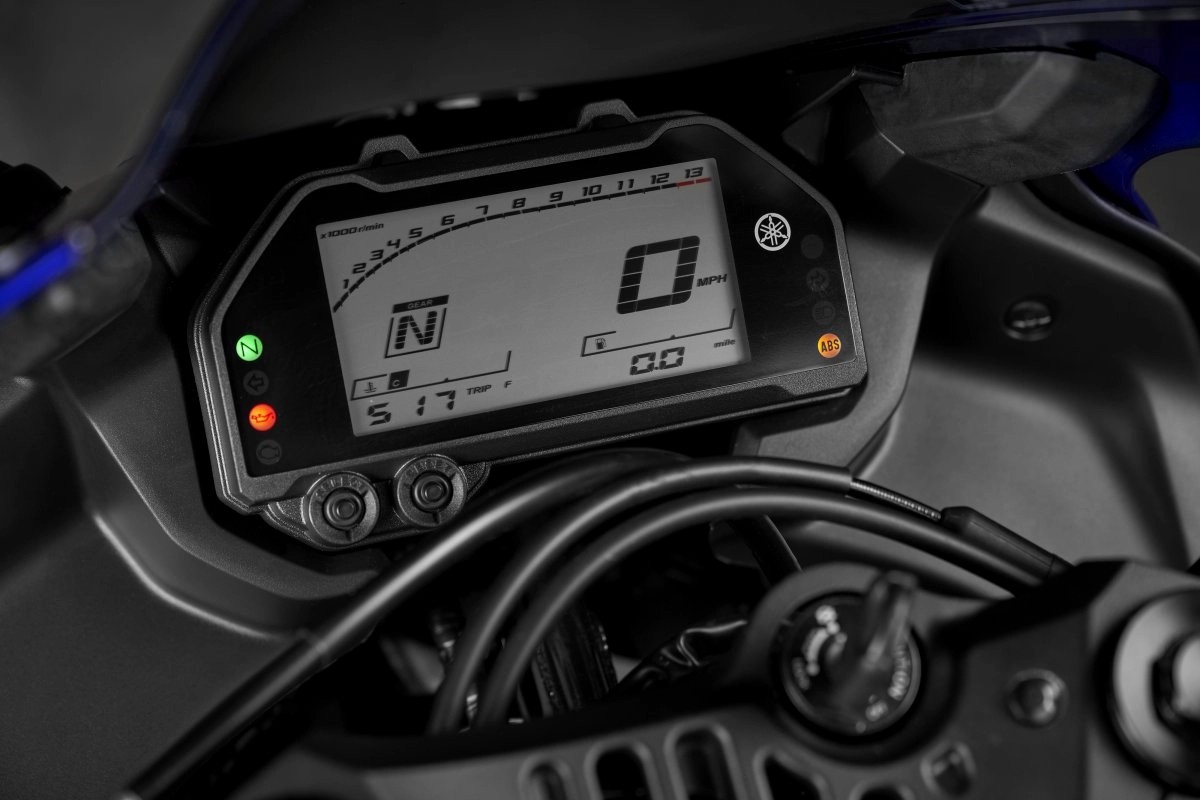 Yamaha YZF-R3 dashboard