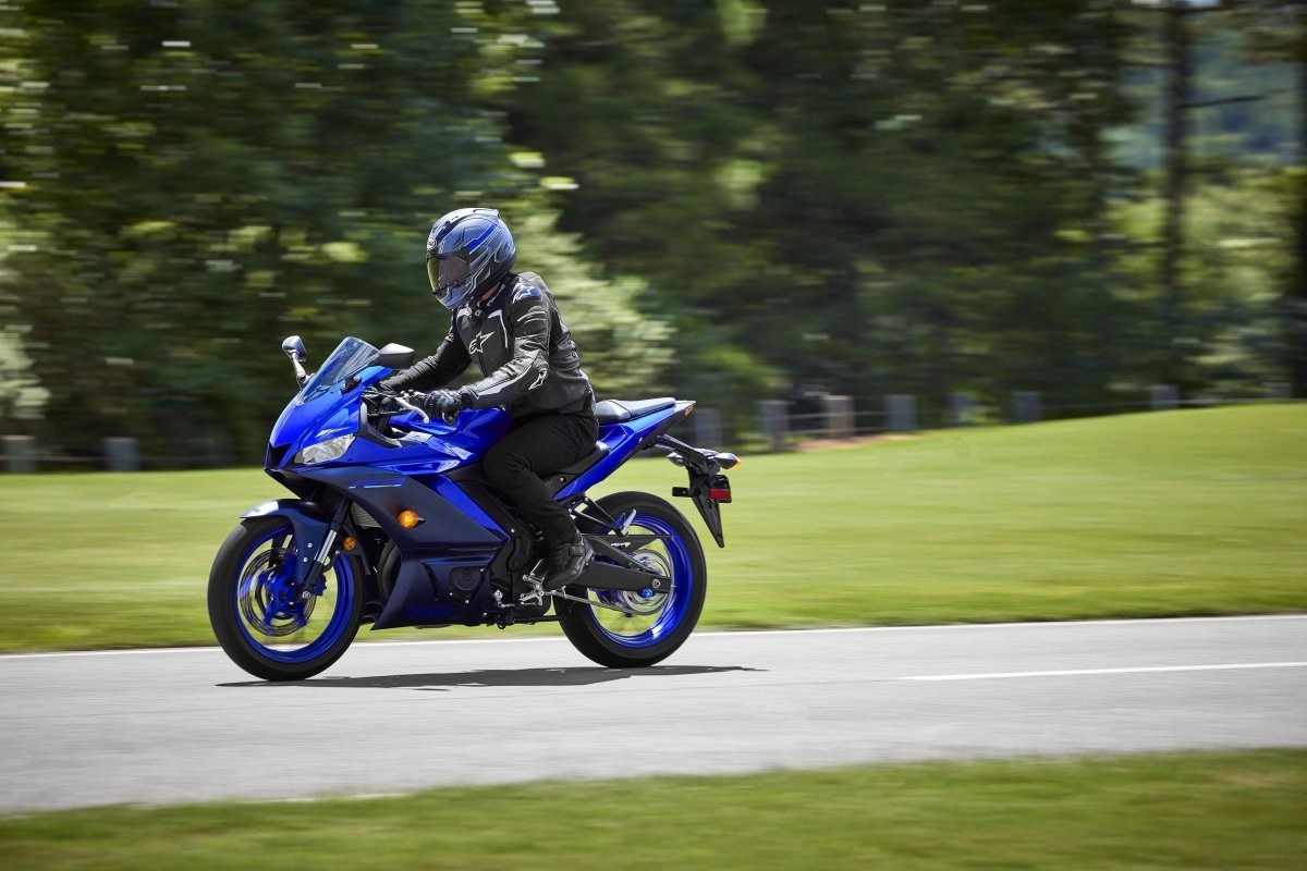 Yamaha YZF-R3 driving 2
