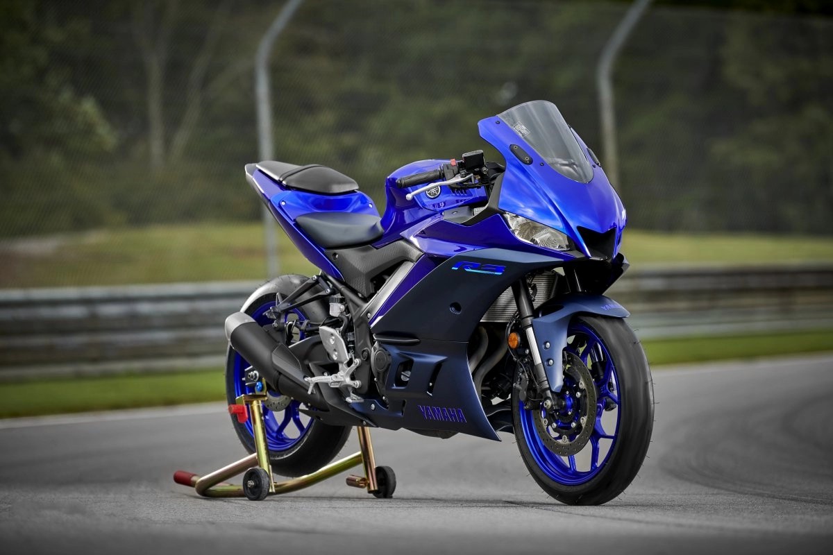 Yamaha YZF-R3 driving 4